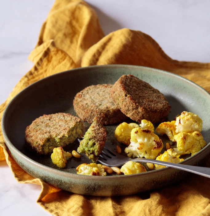 Mini burger ai broccoli con cavolfiore arrosto alla curcuma e pinoli