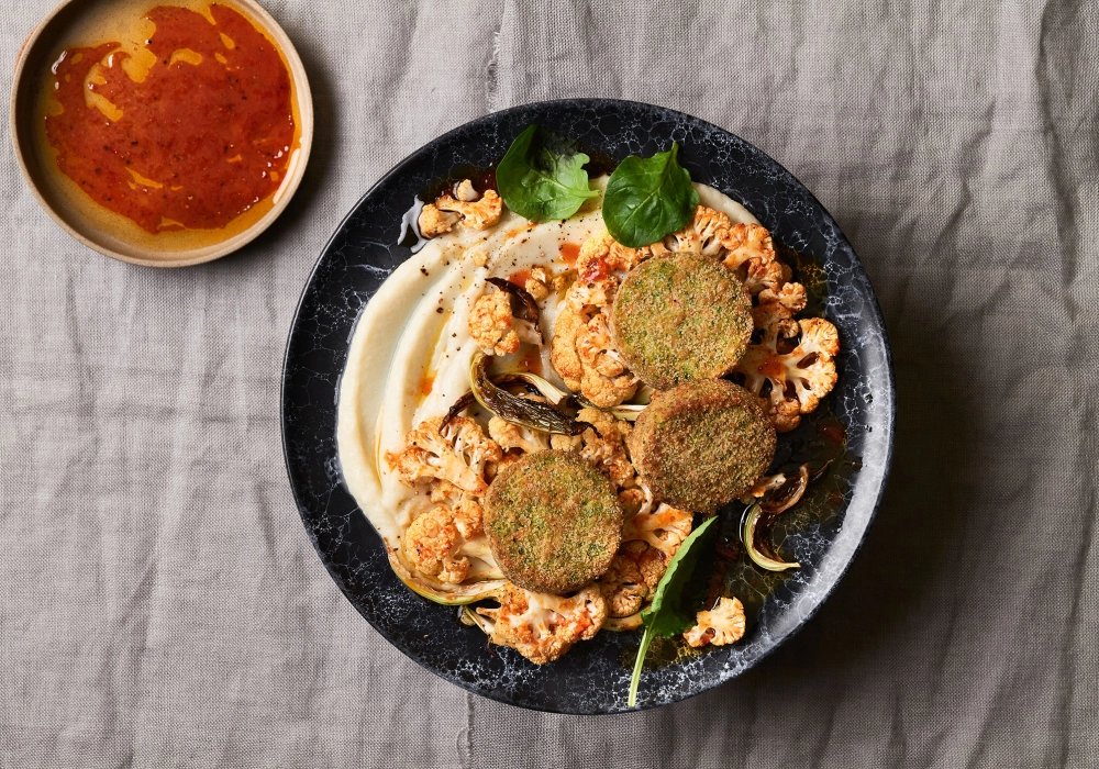 Mini burger ai broccoli con purea e bistecche di cavolfiore alla harissa