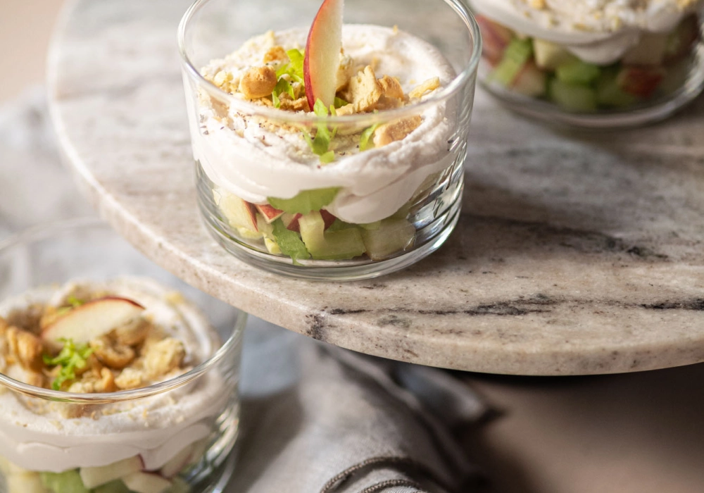 Bicchierini con spalmabile vegetale e insalatina di mela e sedano