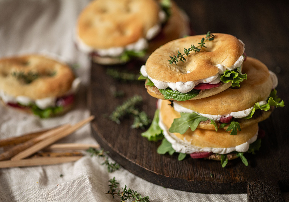 Focaccine con spalmabile vegetale, cipolla marinate e patè di olive