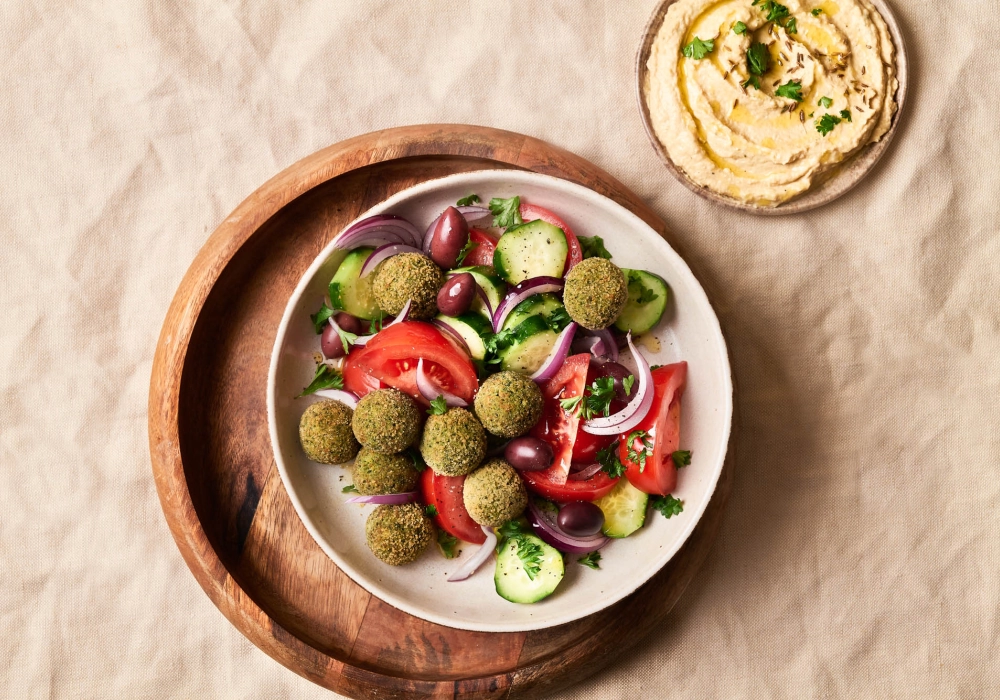 Mini falafel agli spinaci con insalata fattoush