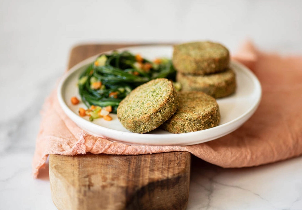 Mini burger broccoli con agretti spadellati con sedano carote e cipolla