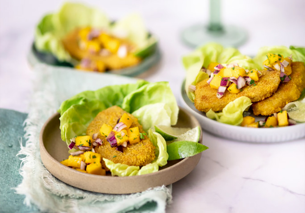 Mini cutlets with diced mango, red onion and lime