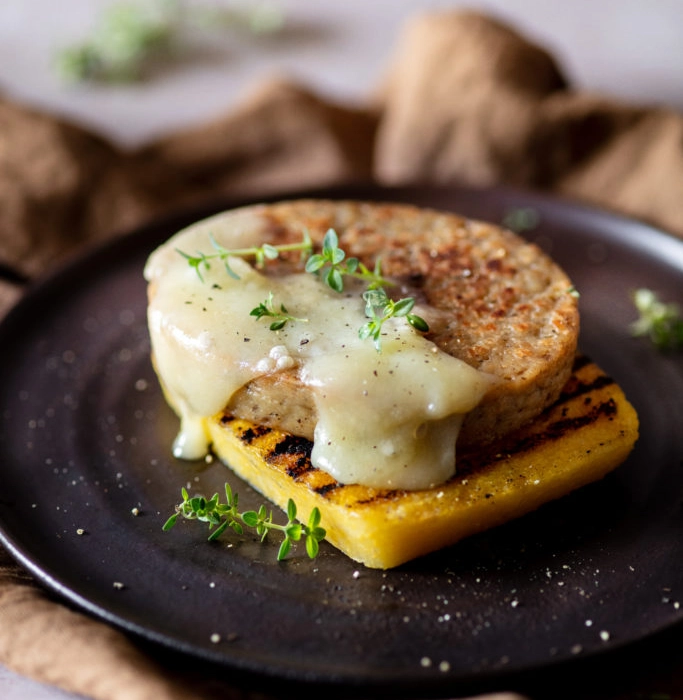 Medaglioni di polenta grigliata con Burger ai funghi