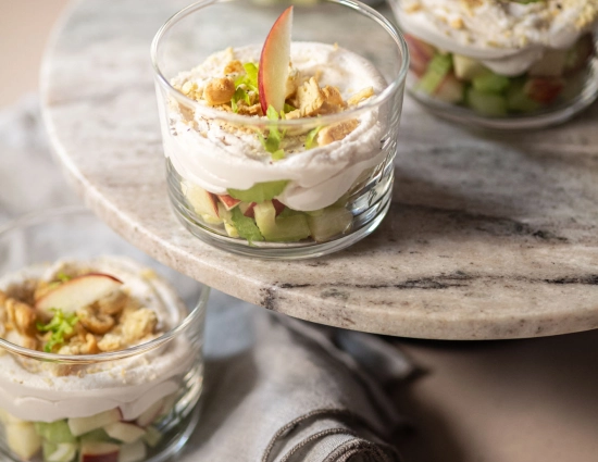 Bicchierini con spalmabile vegetale e insalatina di mela e sedano