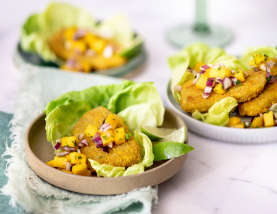 Mini cutlets with diced mango, red onion and lime